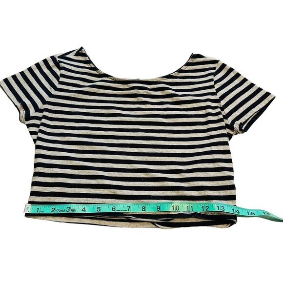 10/$25🦋 Forever 21 Gray & Black Striped Short Sleeve Crop Top - Size Large - Picture 10 of 13
